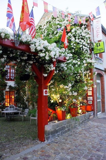 Logis Hotel Les Fuchsias Saint-Vaast-la-Hougue Exteriör bild