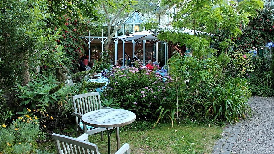 Logis Hotel Les Fuchsias Saint-Vaast-la-Hougue Exteriör bild